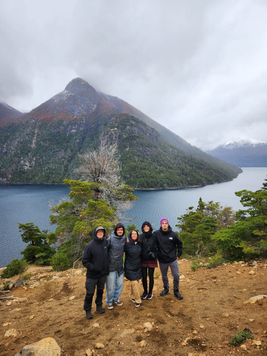 Josefina con su familia frente a un lago en la montaña