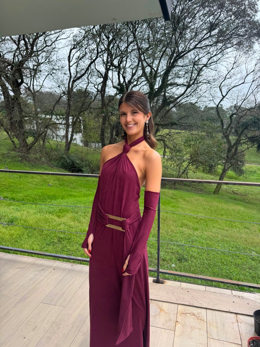 Josefina con el vestido de gamuza bordó, el cinturón con hebilla de bronce y aros